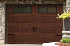 Comment teindre une porte de garage en métal et lui donner l’apparence d’un faux fini en bois